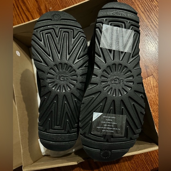 Ugg high low brand new low cut black shearling bootie NIB size 8 - Picture 3 of 4